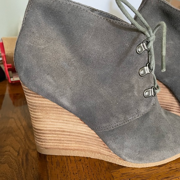 Express Women’s Gray Suede Wedge Booties Size 8.5 - Picture 3 of 14